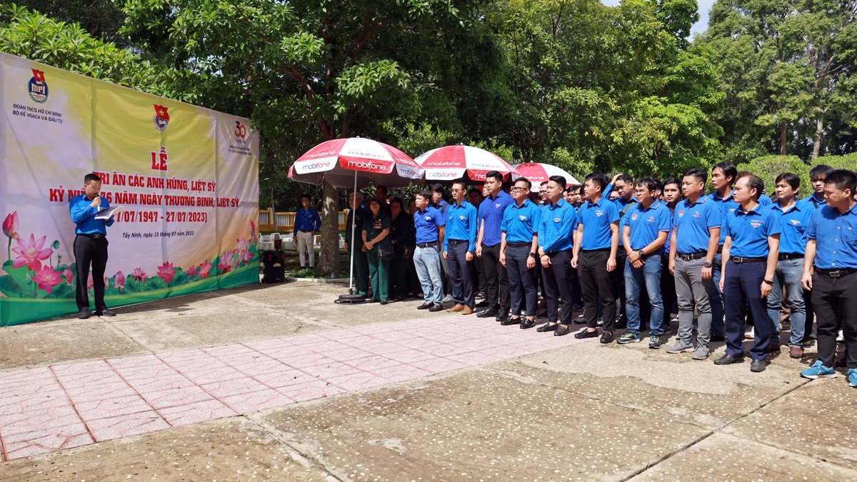 Buổi lễ được tổ chức nghiêm trang Buổi lễ được tổ chức nghiêm trang