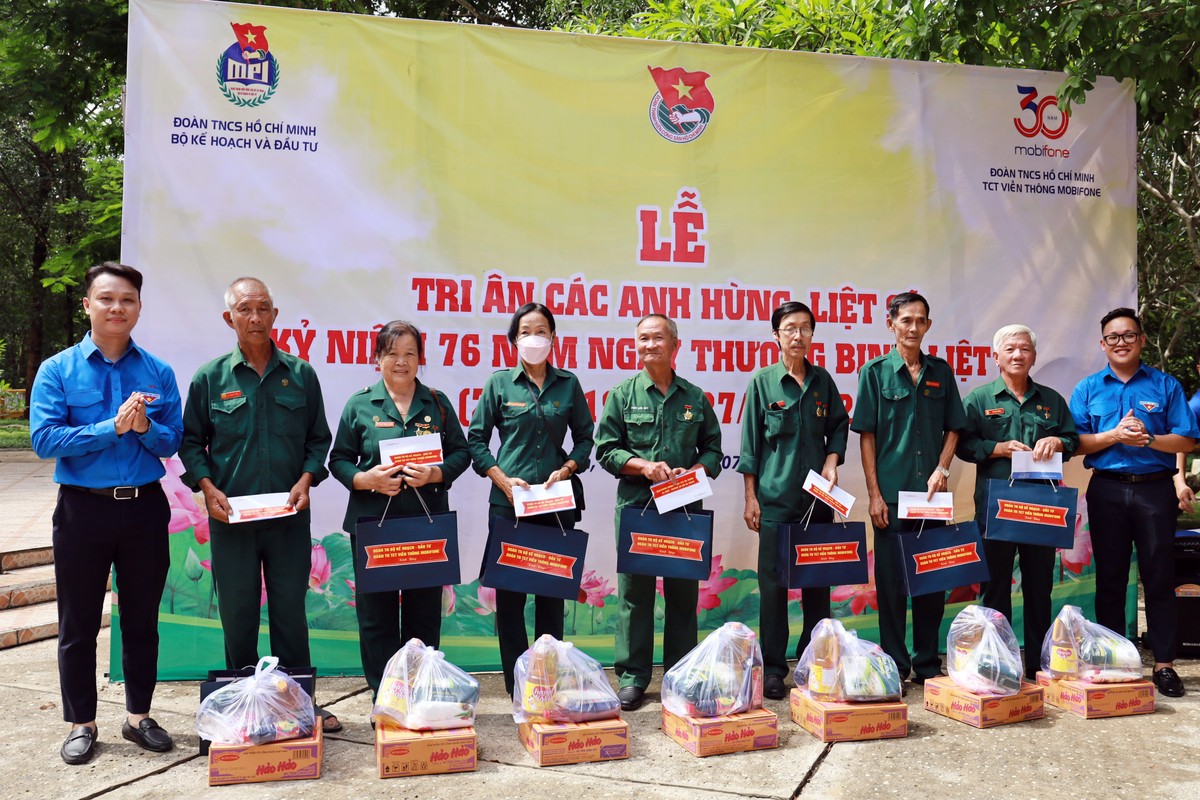 Trao quà tri ân các cựu thanh niên xung phong trên địa bàn huyện Tân Biên. Trao quà tri ân các cựu thanh niên xung phong trên địa bàn huyện Tân Biên.