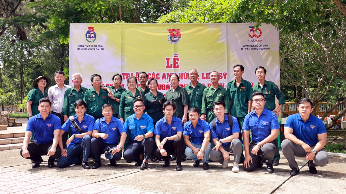 Đoàn thanh niên Bộ Kế hoạch và Đầu tư chụp ảnh lưu niệm cùng các cựu chiến binh. Đoàn thanh niên Bộ Kế hoạch và Đầu tư chụp ảnh lưu niệm cùng các cựu chiến binh.