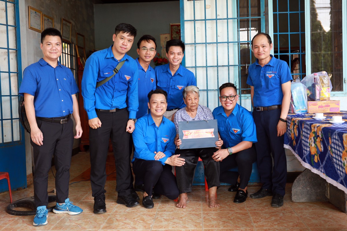 Đoàn thanh niên trao quà và chụp ảnh kỷ niệm cùng Mẹ Việt Nam anh hùng. Đoàn thanh niên trao quà và chụp ảnh kỷ niệm cùng Mẹ Việt Nam anh hùng.