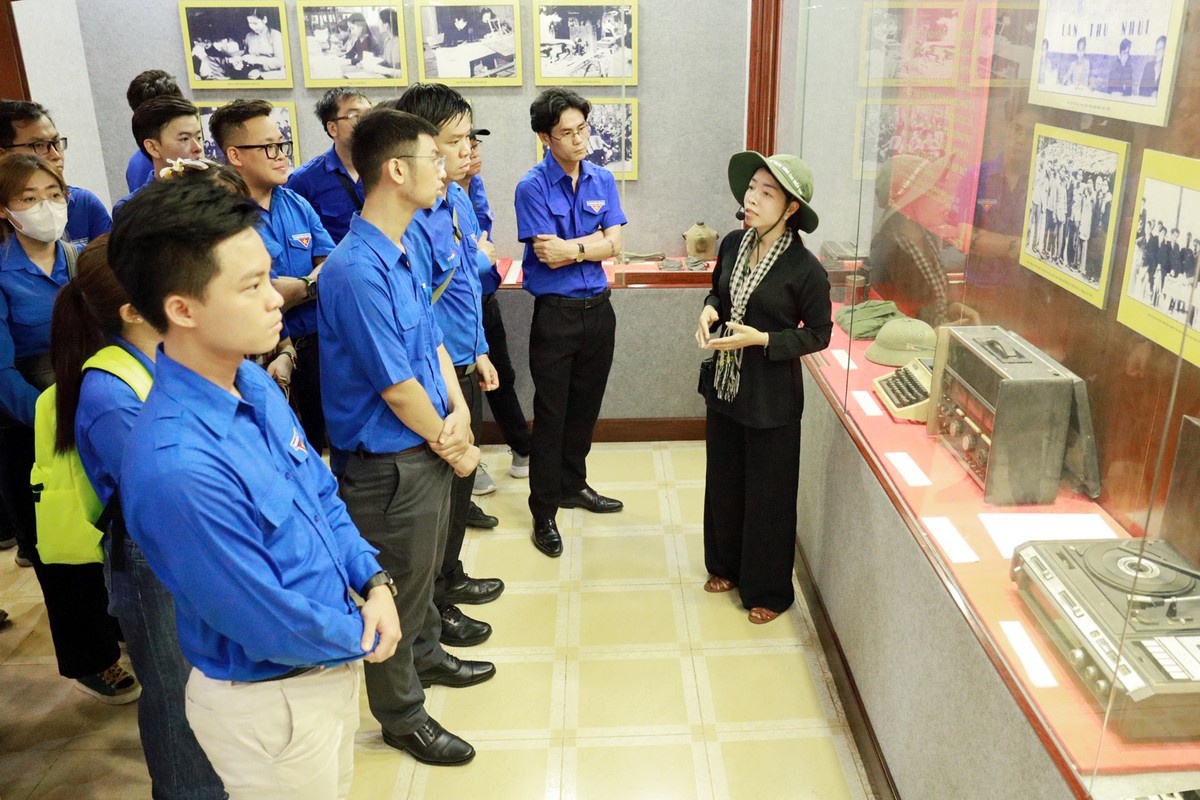 Đoàn thanh niên thăm Khu di tích căn cứ Trung ương Cục miền Nam Đoàn thanh niên thăm Khu di tích căn cứ Trung ương Cục miền Nam