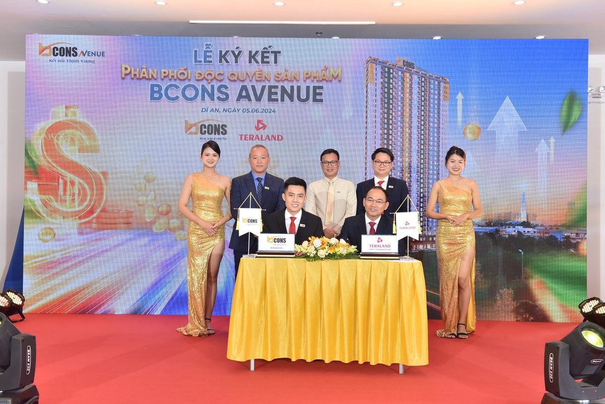 Đại diện Tập đoàn Bcons ký kết với công ty Teraland để đưa sản phẩm căn hộ Bcons Avenue ra thị trường. Đại diện Tập đoàn Bcons ký kết với công ty Teraland để đưa sản phẩm căn hộ Bcons Avenue ra thị trường.