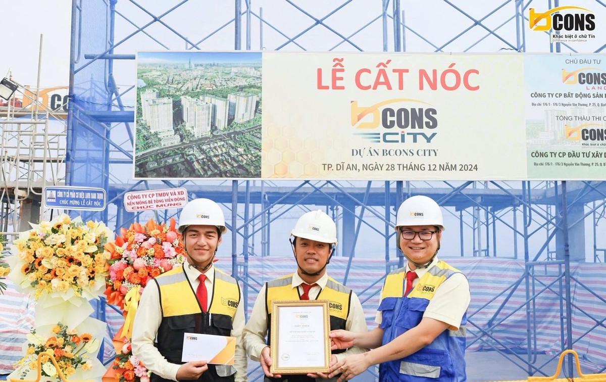 Ban lãnh đạo Tập đoàn Bcons trao bằng khen cho ban chỉ huy dự án.