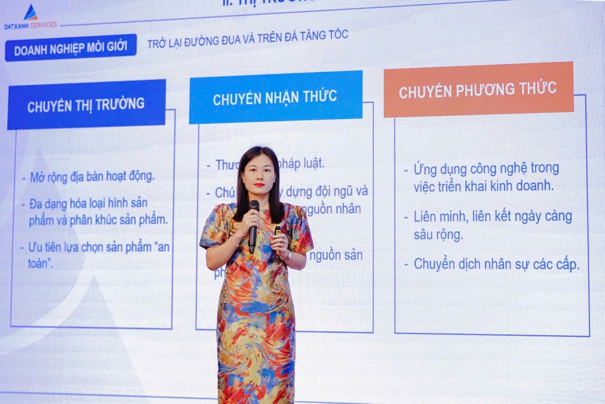 Bà Trịnh Thị Kim Liên - Giám đốc Kinh doanh tiếp thị Dat Xanh Services chia sẻ tại sự kiện Bà Trịnh Thị Kim Liên - Giám đốc Kinh doanh tiếp thị Dat Xanh Services chia sẻ tại sự kiện
