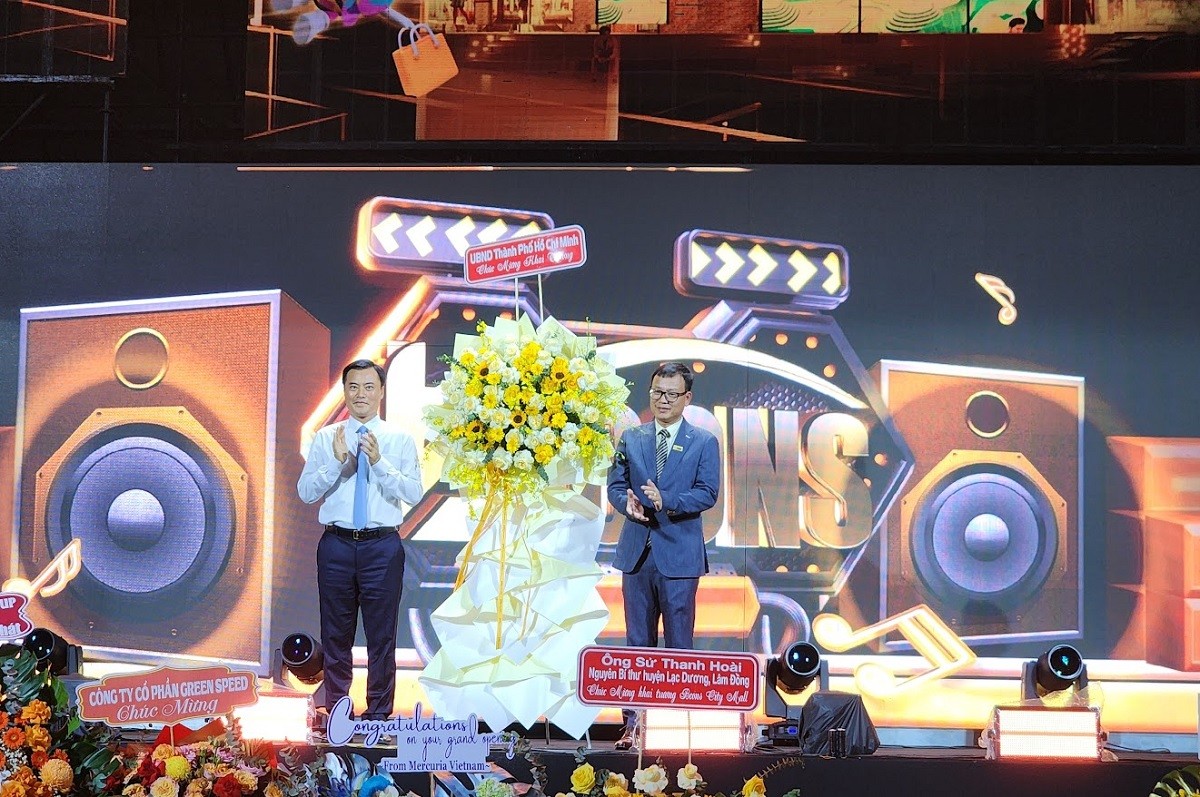 Phó Chủ tịch UBND TP.HCM Bùi Xuân Cường (bên trái) tặng hoa chúc mừng Tập đoàn Bcons tại buổi lễ. Phó Chủ tịch UBND TP.HCM Bùi Xuân Cường (bên trái) tặng hoa chúc mừng Tập đoàn Bcons tại buổi lễ.