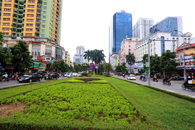 Hà Nội xén thảm cỏ trục đường lớn để chống ùn tắc ảnh 3