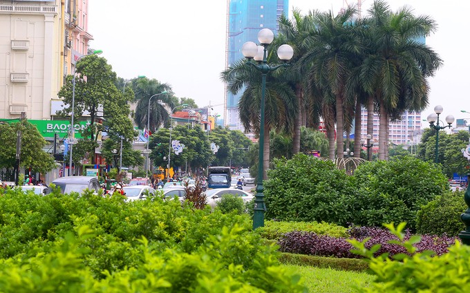 Hà Nội xén thảm cỏ trục đường lớn để chống ùn tắc ảnh 4