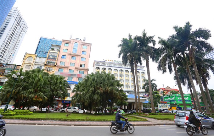 Hà Nội xén thảm cỏ trục đường lớn để chống ùn tắc ảnh 5