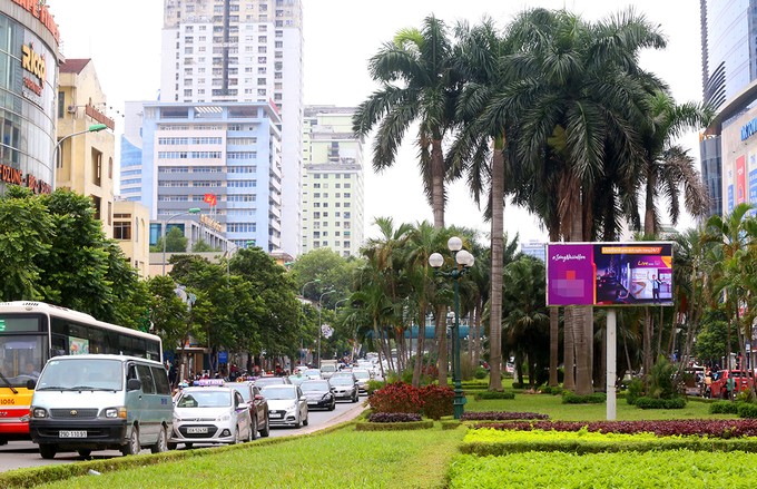 Hà Nội xén thảm cỏ trục đường lớn để chống ùn tắc ảnh 6