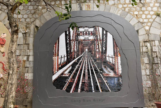 Ngắm tranh bích họa trên những vòm cầu phố Phùng Hưng ảnh 5