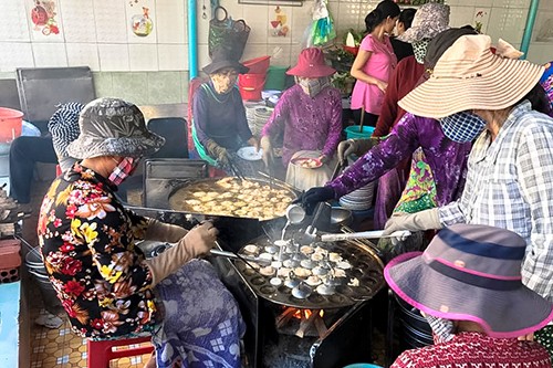 Khách đội nắng đợi hàng giờ để ăn bánh khọt nổi tiếng Vũng Tàu ảnh 1 Khách đội nắng đợi hàng giờ để ăn bánh khọt nổi tiếng Vũng Tàu ảnh 1