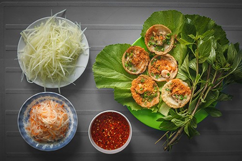 Khách đội nắng đợi hàng giờ để ăn bánh khọt nổi tiếng Vũng Tàu ảnh 2 Khách đội nắng đợi hàng giờ để ăn bánh khọt nổi tiếng Vũng Tàu ảnh 2