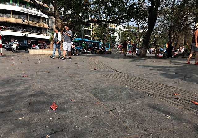 Lát đá toàn bộ vỉa hè hồ Gươm: Thành cái bẫy khi trời mưa? ảnh 1 Lát đá toàn bộ vỉa hè hồ Gươm: Thành cái bẫy khi trời mưa? ảnh 1