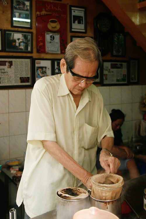 5 địa chỉ cho người thích uống cà phê vào sáng sớm ở Sài Gòn ảnh 1