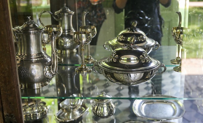 Những món đồ quý trong tòa nhà gần 150 năm tuổi ở Sài Gòn ảnh 4