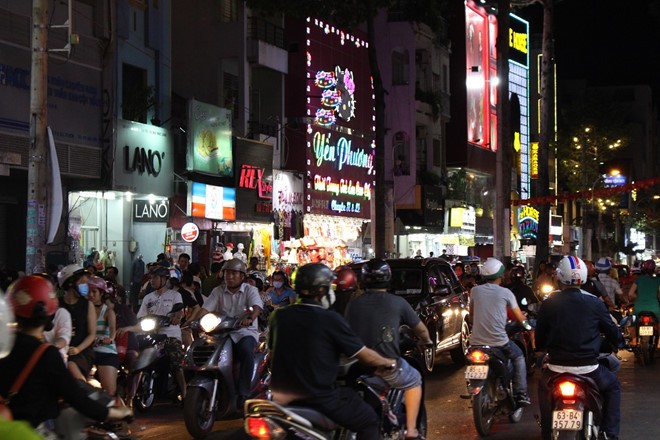 Sau phố vàng bạc, TP.HCM có phố thời trang ở quận 5 ảnh 1