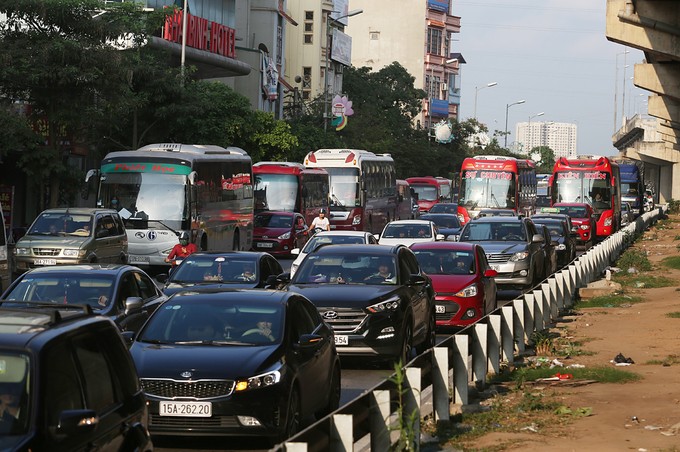 Dòng người đổ về thủ đô sau kỳ nghỉ lễ ảnh 2