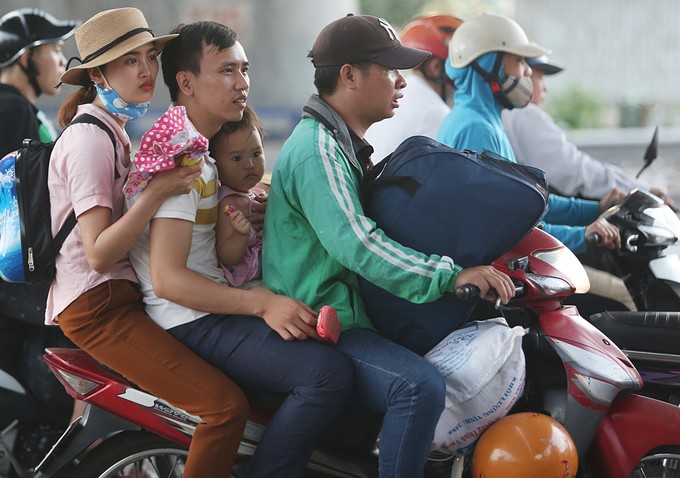 Dòng người đổ về thủ đô sau kỳ nghỉ lễ ảnh 7
