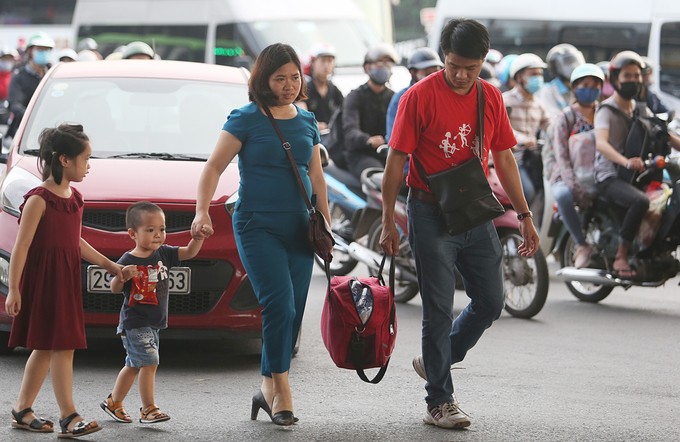 Dòng người đổ về thủ đô sau kỳ nghỉ lễ ảnh 9