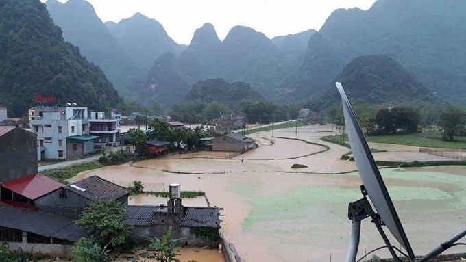 Thác Bản Giốc chìm sâu trong biển nước lũ ảnh 5