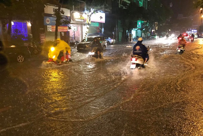 Mưa lớn, nhiều phố Hà Nội biến thành sông ảnh 2