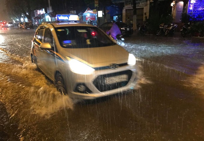 Mưa lớn, nhiều phố Hà Nội biến thành sông ảnh 4