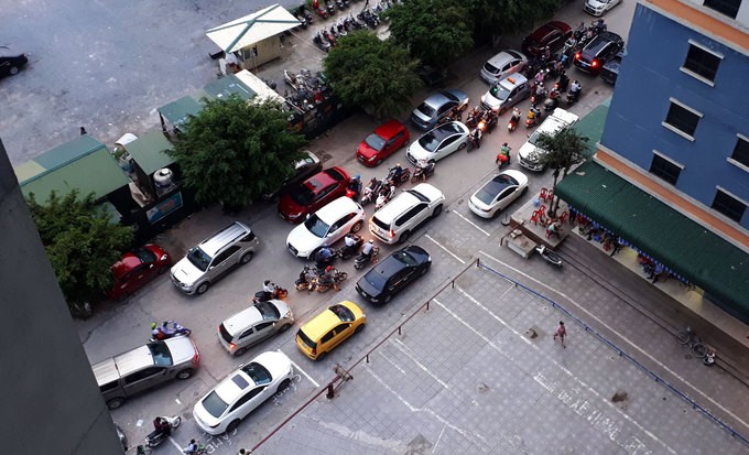 Không có chỗ gửi, dân chung cư để ôtô ở bãi rác ảnh 3