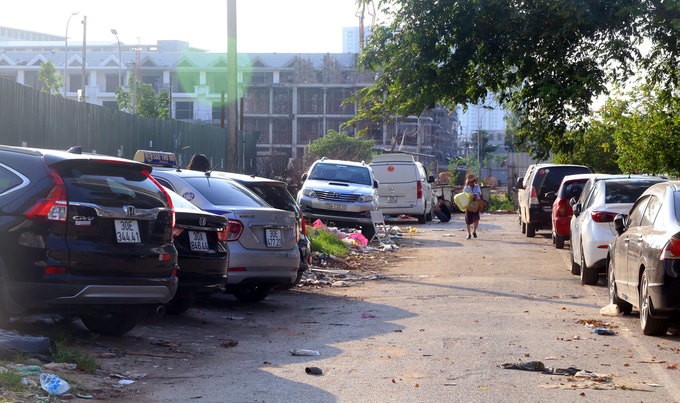 Không có chỗ gửi, dân chung cư để ôtô ở bãi rác ảnh 4