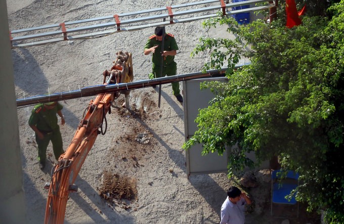 Không có chỗ gửi, dân chung cư để ôtô ở bãi rác ảnh 7