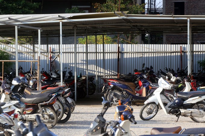 Không có chỗ gửi, dân chung cư để ôtô ở bãi rác ảnh 8