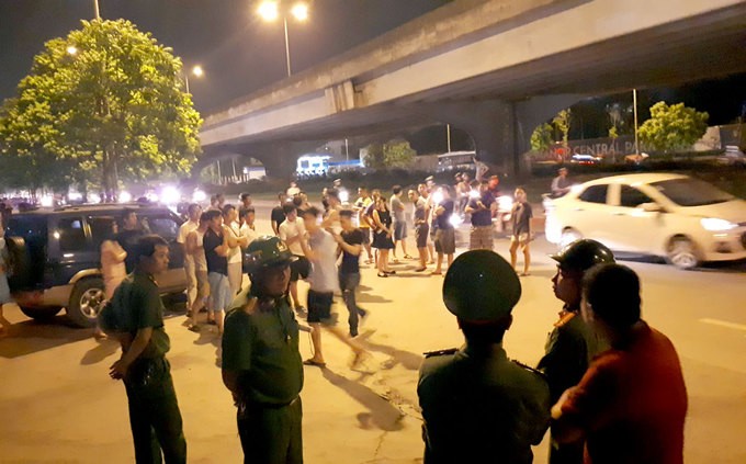 Không có chỗ gửi, dân chung cư để ôtô ở bãi rác ảnh 9