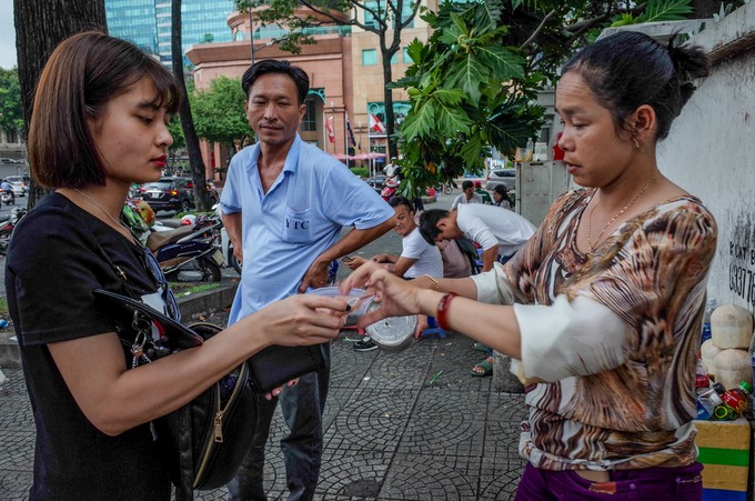 Hơn 700 con bồ câu bay lượn trước nhà thờ Đức Bà ảnh 3