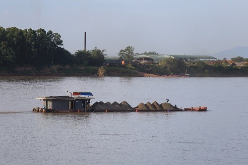 ‘Cát tặc’ lộng hành, chính quyền bất lực ảnh 2 ‘Cát tặc’ lộng hành, chính quyền bất lực ảnh 2