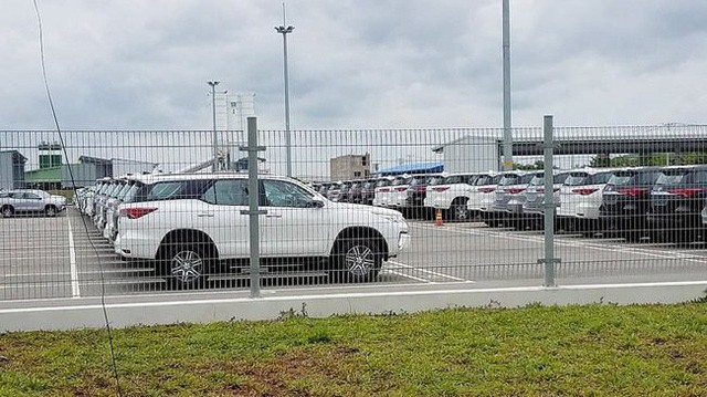 Mua ô tô đắt thêm trăm triệu: Dân buôn cò quay, khách hàng ấm ức ảnh 1 Mua ô tô đắt thêm trăm triệu: Dân buôn cò quay, khách hàng ấm ức ảnh 1