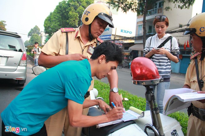Tài xế ngỡ ngàng khi CSGT ra quân xử phạt người không thắt dây an toàn ảnh 1