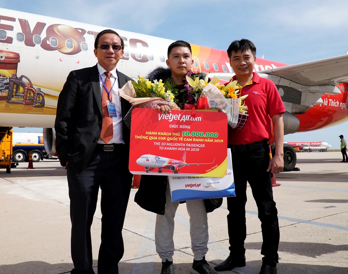 Vietjet cùng Khánh Hòa chào đón vị khách thứ 10 triệu của năm 2019 ảnh 1
