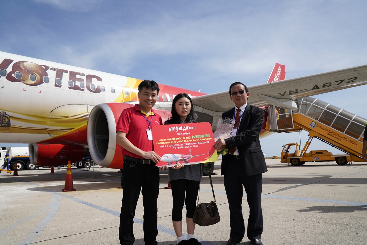 Vietjet cùng Khánh Hòa chào đón vị khách thứ 10 triệu của năm 2019 ảnh 2