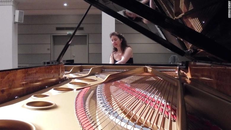 Sơ suất khi vận chuyển, chiếc đàn piano trị giá 194.000 USD rơi vỡ tan tành ảnh 1 Sơ suất khi vận chuyển, chiếc đàn piano trị giá 194.000 USD rơi vỡ tan tành ảnh 1
