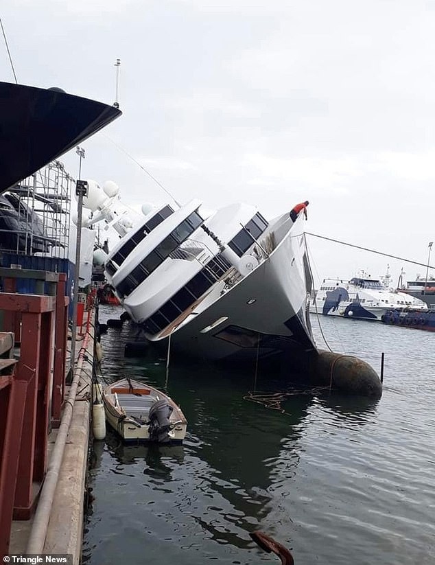 Siêu du thuyền trị giá 65 triệu bảng Anh của Hoàng tử Ả Rập Xê-út bị lật ngoài cảng ảnh 2 Siêu du thuyền trị giá 65 triệu bảng Anh của Hoàng tử Ả Rập Xê-út bị lật ngoài cảng ảnh 2