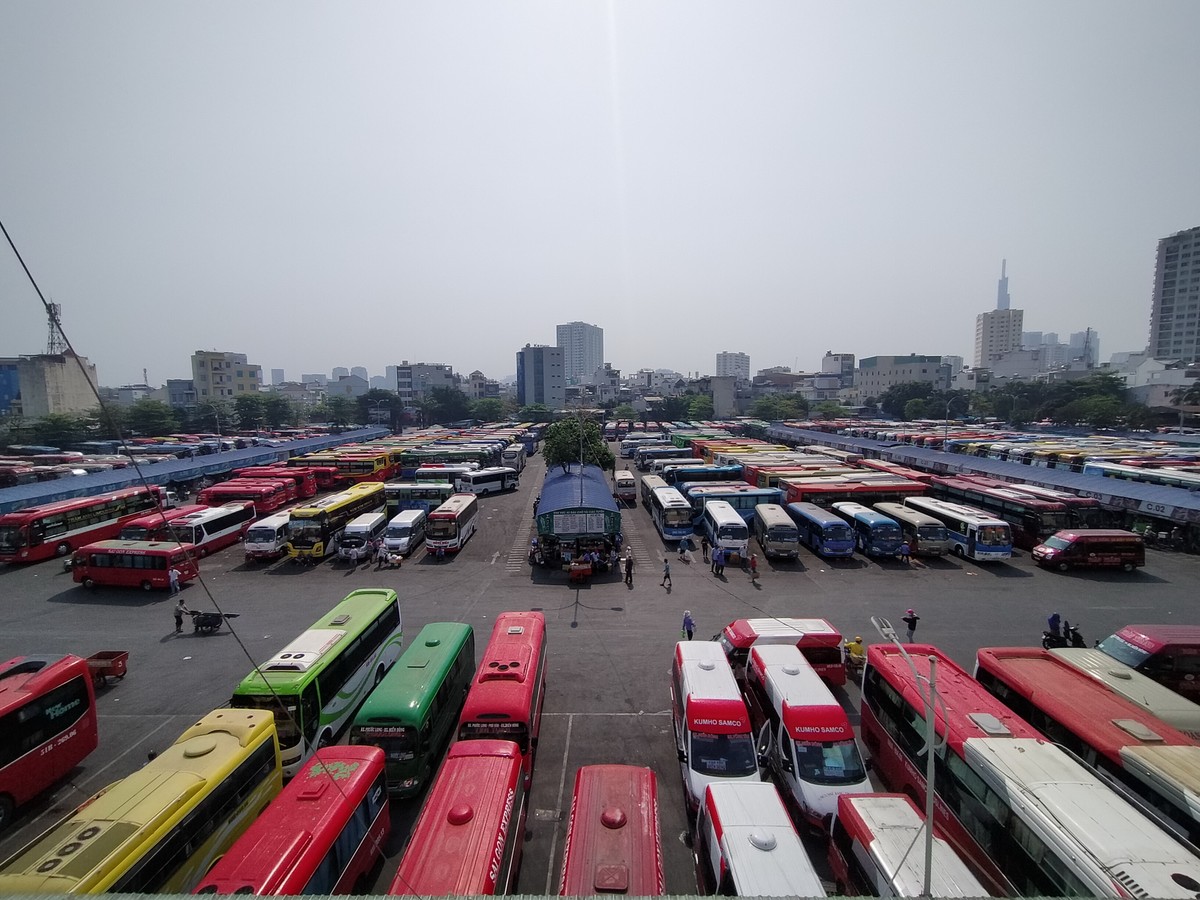 TP.HCM: Máy báy, xe khách và buýt sông xếp hàng dài do ảnh hưởng Covid-19  ảnh 6