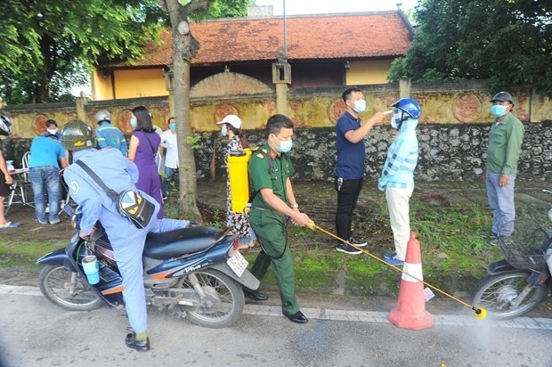 Tiến hành phun khử khuẩn chốt kiểm soát tại lối ra khỏi thành phố Hải Dương. (Ảnh: Mạnh Minh/TTXVN). Tiến hành phun khử khuẩn chốt kiểm soát tại lối ra khỏi thành phố Hải Dương. (Ảnh: Mạnh Minh/TTXVN).