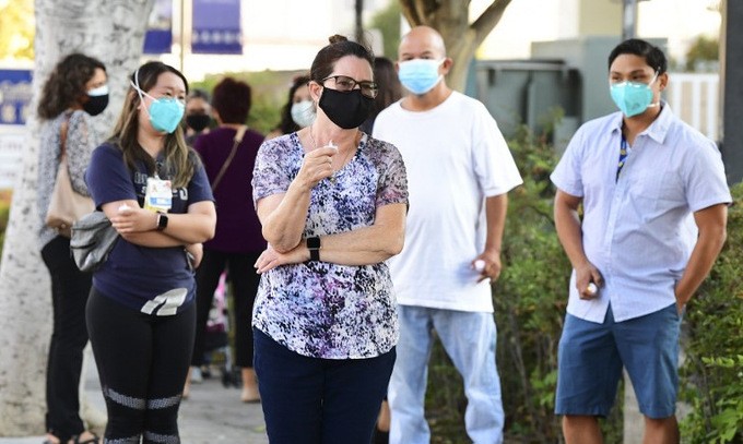 Nhân viên y tế tưởng niệm những người đã chết vì Covid-19 tại bang California, Mỹ, hôm 1/9. Ảnh: AFP.