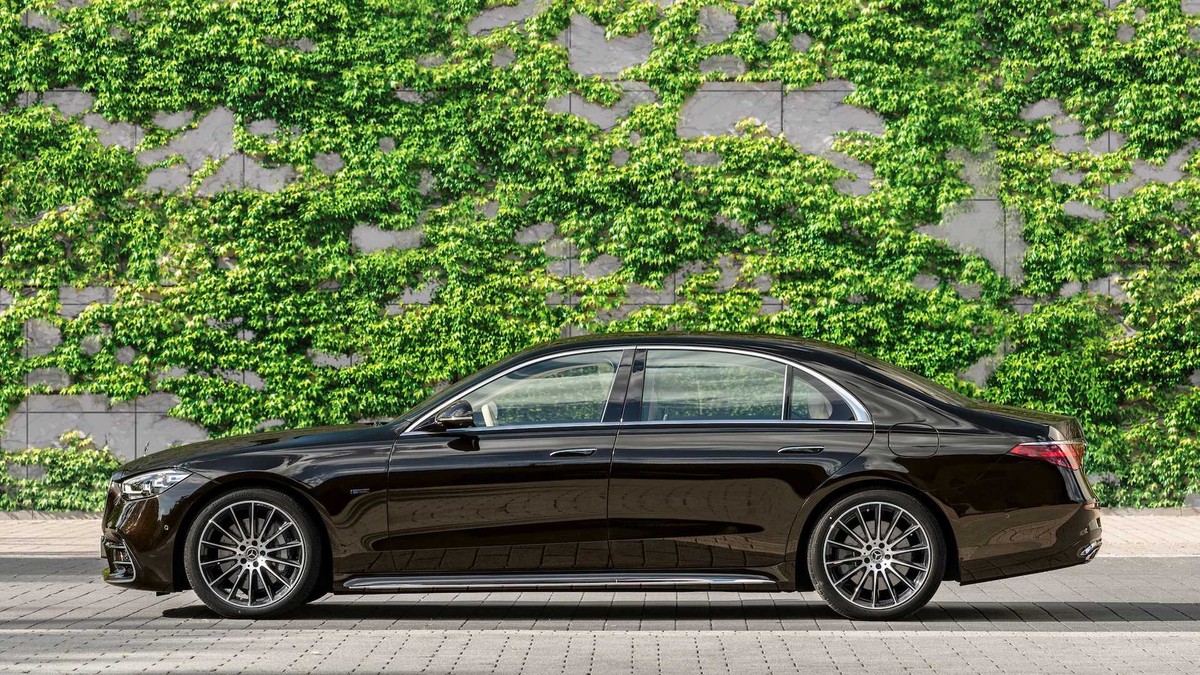 Cũng giống như S500 tiêu chuẩn, Mercedes-Benz S580e được trang bị động cơ 6 xy-lanh thẳng hàng 3.0L tăng áp. Ngoài ra S580e còn được bổ sung thêm một động cơ điện gắn hộp số và gói pin 28 kWh nâng tổng công suất lên thành 510 mã lực (380 kilowatts), mạnh hơn 81 mã lực so với S500 và 41 mã lực so với S580. Cũng giống như S500 tiêu chuẩn, Mercedes-Benz S580e được trang bị động cơ 6 xy-lanh thẳng hàng 3.0L tăng áp. Ngoài ra S580e còn được bổ sung thêm một động cơ điện gắn hộp số và gói pin 28 kWh nâng tổng công suất lên thành 510 mã lực (380 kilowatts), mạnh hơn 81 mã lực so với S500 và 41 mã lực so với S580.