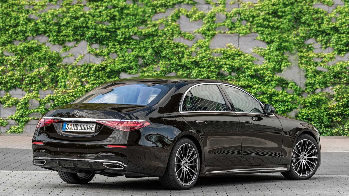 Nếu như S500 và S580 thế hệ mới được sử dụng động cơ hybrid nhẹ với công nghệ EQ Boost thì S580e được trang bị động cơ plug-in hybrid. Và dĩ nhiên, siêu xe S580e đáp ứng đầy đủ các tiêu chuẩn khí thải nghiêm ngặt nhất của châu Âu đối với dòng xe Hybird. Nếu như S500 và S580 thế hệ mới được sử dụng động cơ hybrid nhẹ với công nghệ EQ Boost thì S580e được trang bị động cơ plug-in hybrid. Và dĩ nhiên, siêu xe S580e đáp ứng đầy đủ các tiêu chuẩn khí thải nghiêm ngặt nhất của châu Âu đối với dòng xe Hybird.