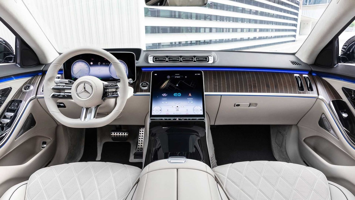 Thiết kế ngoại thất của dòng xe Mercedes-Benz S-Class 2021 thế hệ mới không có quá nhiều sự khác biệt, thay vào đó hãng tập trung những thay đổi lớn trong thiết kế nội thất với những cải tiến về công nghệ mới nhất, đồng thời đem lại cảm giác sang trọng cho chủ nhân của chiếc xe. Thiết kế ngoại thất của dòng xe Mercedes-Benz S-Class 2021 thế hệ mới không có quá nhiều sự khác biệt, thay vào đó hãng tập trung những thay đổi lớn trong thiết kế nội thất với những cải tiến về công nghệ mới nhất, đồng thời đem lại cảm giác sang trọng cho chủ nhân của chiếc xe.