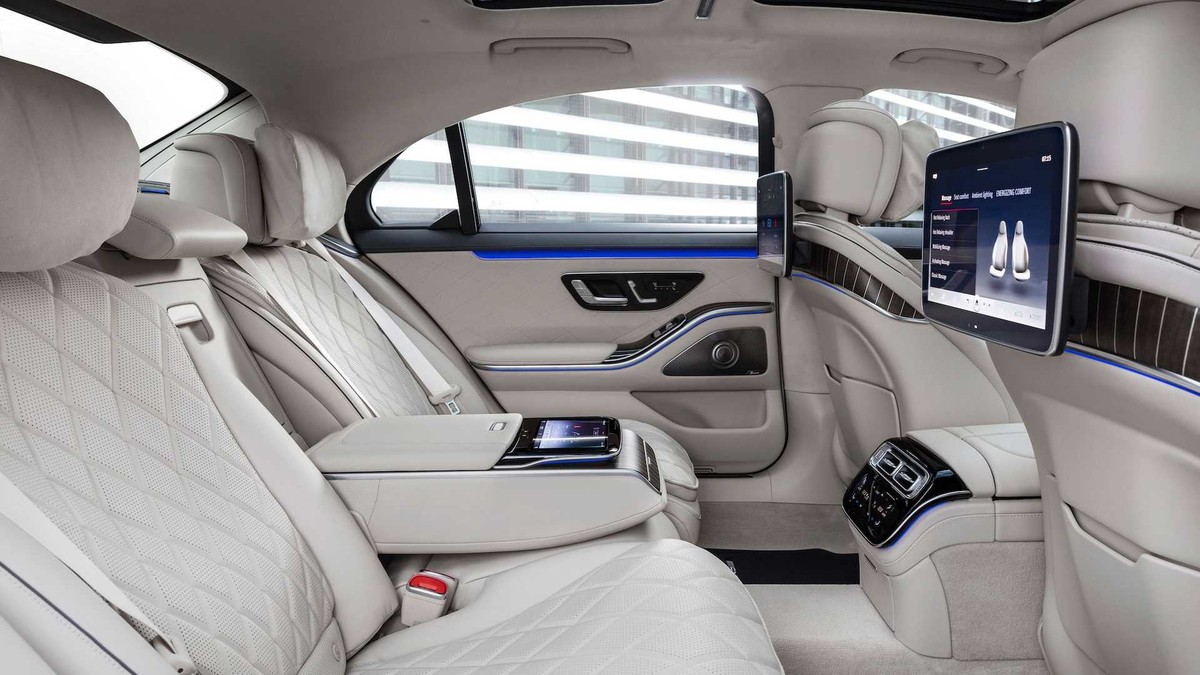 Phiên bản đầy đủ của S-Class sẽ được trang bị 5 màn hình trong ca-bin xe. Trong đó có 3 màn hình sẽ phục vụ nhu cầu điều khiển phương tiện giải trí, và đặc biệt chúng có thể "tương tác" với nhau thông qua việc chia sẻ trực tiếp nội dung trên màn hình. Hệ thống âm thanh vòm 30 loa 4D cao cấp từ Burmester sẽ tạo không gian âm nhạc tốt nhất cho người sử dụng. Phiên bản đầy đủ của S-Class sẽ được trang bị 5 màn hình trong ca-bin xe. Trong đó có 3 màn hình sẽ phục vụ nhu cầu điều khiển phương tiện giải trí, và đặc biệt chúng có thể "tương tác" với nhau thông qua việc chia sẻ trực tiếp nội dung trên màn hình. Hệ thống âm thanh vòm 30 loa 4D cao cấp từ Burmester sẽ tạo không gian âm nhạc tốt nhất cho người sử dụng.