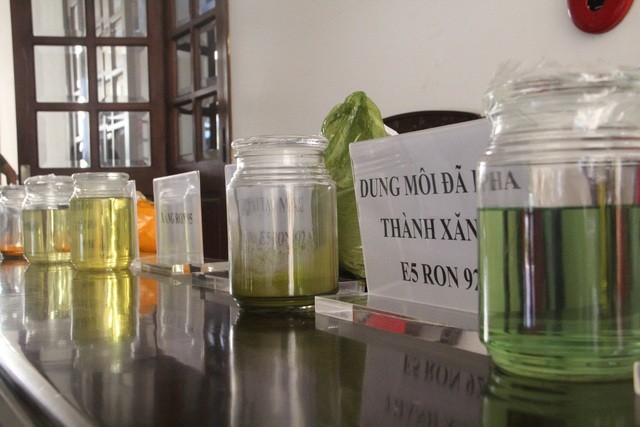 Hóa chất được pha trộn với dung môi để sản xuất xăng giả.