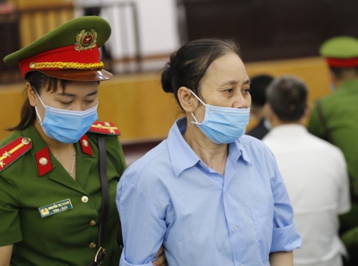 Dẫn giải bị cáo vào phòng xét xử. Dẫn giải bị cáo vào phòng xét xử.