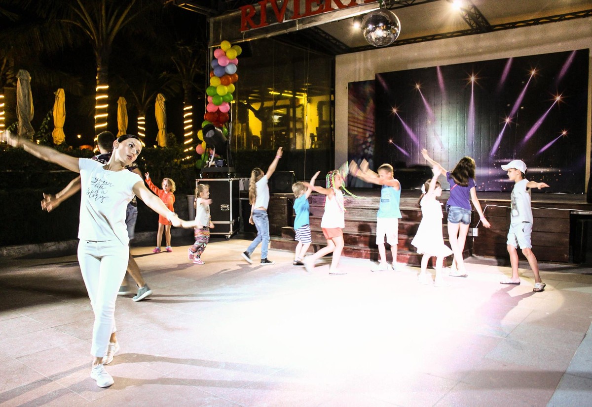 Khu công viên nước cũng là điểm nhấn tại resort. Không phải resort cao cấp nào cũng có khu công nước như Cam Ranh Riviera Beach. Đặc biệt, khu công viên có rất nhiều trò chơi và hoạt động phù hợp cho trẻ em...