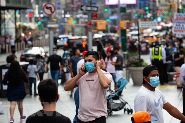 Người dân đeo khẩu trang phòng lây nhiễm COVID-19 tại New York, Mỹ, ngày 13/9/2020. (Ảnh: THX/TTXVN).
